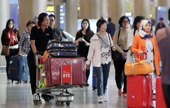 30일 인천국제공항 제1여객터미널으로 일본과 중국을 비롯한 외국인 관광객들이 입국하고 있다. 일본이 지난 27일부터 다음 달 6일까지 사상 최장 ‘골든위크’에 들어가는데 이어, 중국도 다음 달 1일에서 5일까지 노동절 연휴를 맞으면서 중국과 일본 관광객이 대거 한국을 찾을 전망이다. 특히 일본의 경우 예년과 달리 일왕 퇴임과 즉위에 따른 휴일이 추가되면서 휴가가 장장 10일에 달한다. /영종도=김현민 기자 kimhyun81@