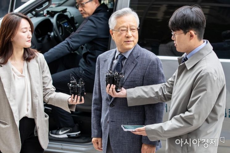 KT 부정채용 관여 의혹을 받고 있는 이석채 전 KT 회장이 4월30일 서울 양천구 남부지방법원에서 열린 구속영장실질심사를 받기 위해 법정으로 들어서고 있다./강진형 기자aymsdream@