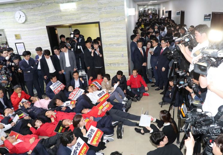 "한국당 해산" 청와대 국민청원 동의 '100만'…역대 두 번째