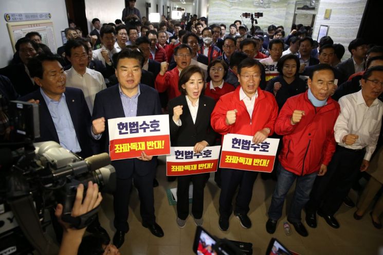 '패트'대첩 패배…한국당, 장외서 전열 재정비