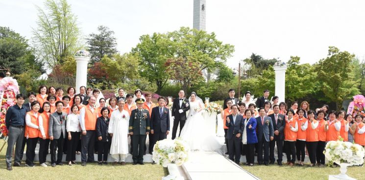 [포토] 오승록 노원구청장 '합동결혼식' 신랑·신부 축하