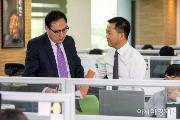 임금옥(오른쪽) bhc 대표이사가 서울 송파구 본사에서 임직원과 의견을 나누고 있다./강진형 기자aymsdream@