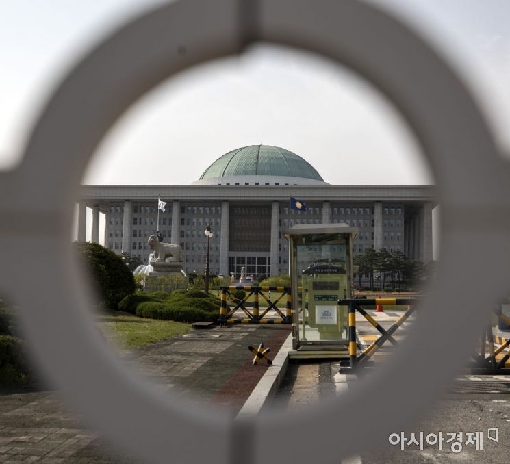 패스트트랙 처리를 놓고 자유한국당이 장외투쟁 강화를 나서면서 국회 파행이 장기화가 될 전망이 높아지면서 추가경정예산과 각종 쟁점 법안 처리도 기약없이 미뤄질 가능성이 높아졌다. 30일 국회 앞 교통 표시판이 현재 국회의 모습을 보여주는듯 하다./윤동주 기자 doso7@