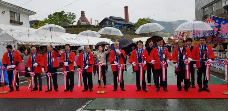 강진군의 국제 자매도시인 일본 나가사키현 하사미정에서 열리는 ‘제61회 하사미 도자축제’에 참석한 이승옥(우측 네번째) 강진군수 (사진제공=강진군)