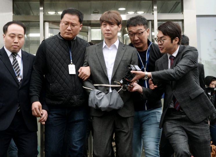 '마약 혐의' 박유천, 1심에서 징역 10월·집행유예 2년 선고(종합)