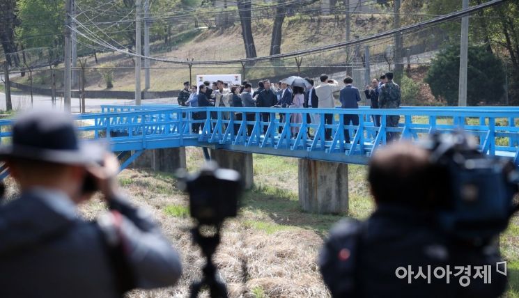 판문점 공동경비구역(JSA) 견학이 재개된 1일 오전 안보견학을 온 관광객들이  작년 4.27 남북정상회담 당시 문재인 대통령과 김정은 북한 국무위원장이 친교산책 후 대화를 나눈 도보다리를 견학하고 있다. 군은 ‘9.19’ 군사합의’에 따라 JSA 자유왕래를 위한 비무장화 조치를 위해 지난해 10월부터 일반인 안보견학을 일시 중단해 왔다./사진공동취재단