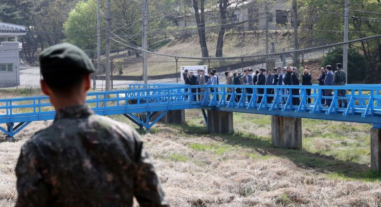 판문점 공동경비구역(JSA) 견학이 재개된 1일 오전 안보견학을 온 관광객들이 작년 4·27 남북정상회담 당시 문재인 대통령과 김정은 북한 국무위원장이 친교산책 후 대화를 나눈 도보다리를 견학하고 있다. [사진공동취재단]