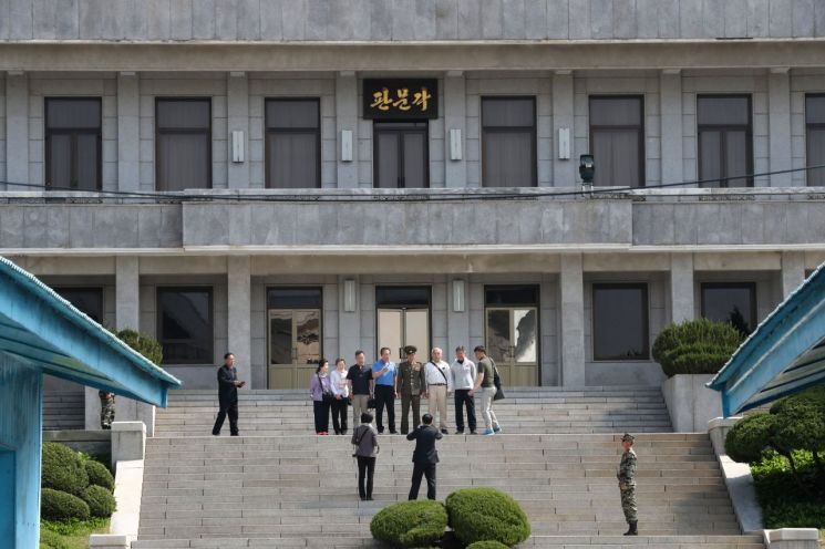 판문점 공동경비구역(JSA) 견학이 재개된 1일 오전 북측 판문각을 방문한 관광객들이 기념촬영을 하고 있다.  [사진공동취재단]