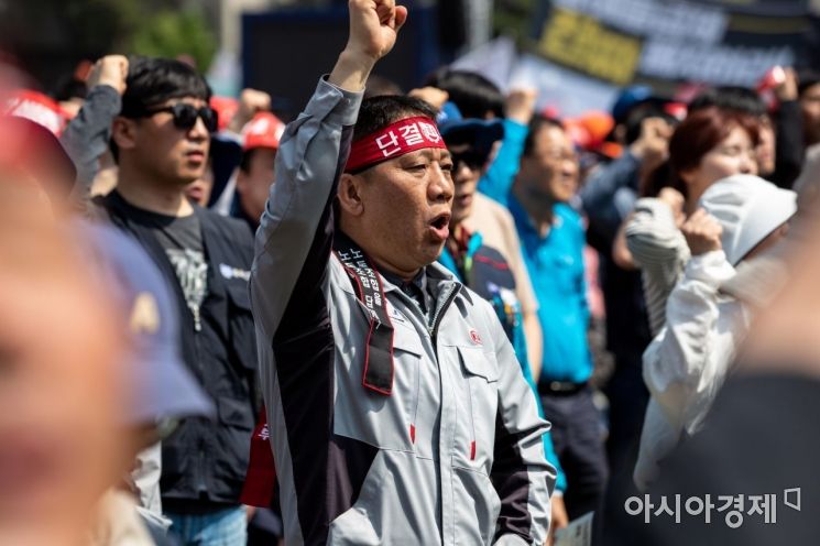 근로자의 날인 1일 서울 중구 서울광장에서 열린 '제129주년 세계 노동자 대회'에 참가한 민주노총 소속 조합원들이 비정규직 철폐를 비롯한 ILO 핵심협약 비준 등을 촉구하고 있다./강진형 기자aymsdream@