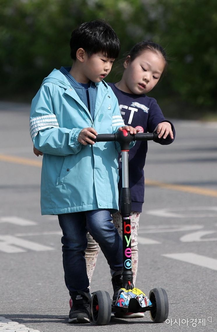 [포토] '1인용 퀵보드에 사이좋게'