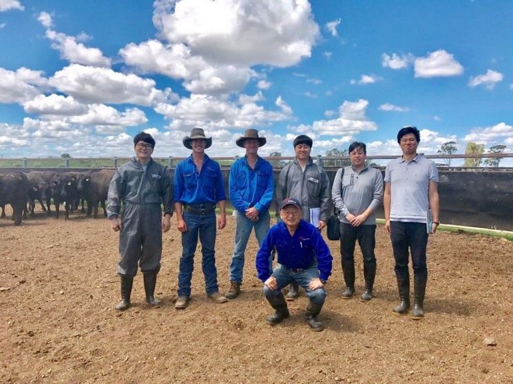 호주 브리스번 농장을 방문한 유라이크코리아와 소프트뱅크 임직원들이 기념 사진을 촬영하고 있다.