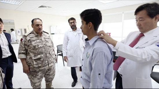 신준식 자생의료재단 명예이사장이 카타르 군의료 전문의 센터에서 척추측만증 환자를 치료하고 있다.