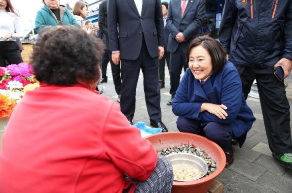박영선 중기부 장관이 충남 당진전통시장을 방문해 상인과 이야기를 나누면서 활짝 웃고 있다.