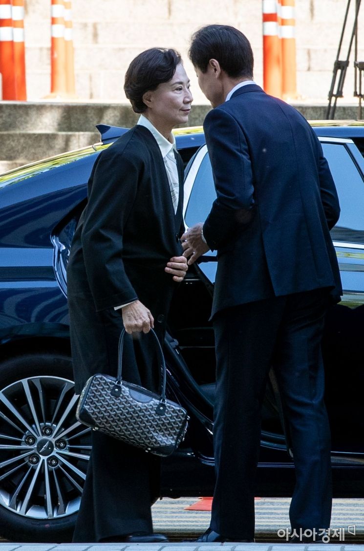 [포토]차량 하차하는 이명희 전 이사장