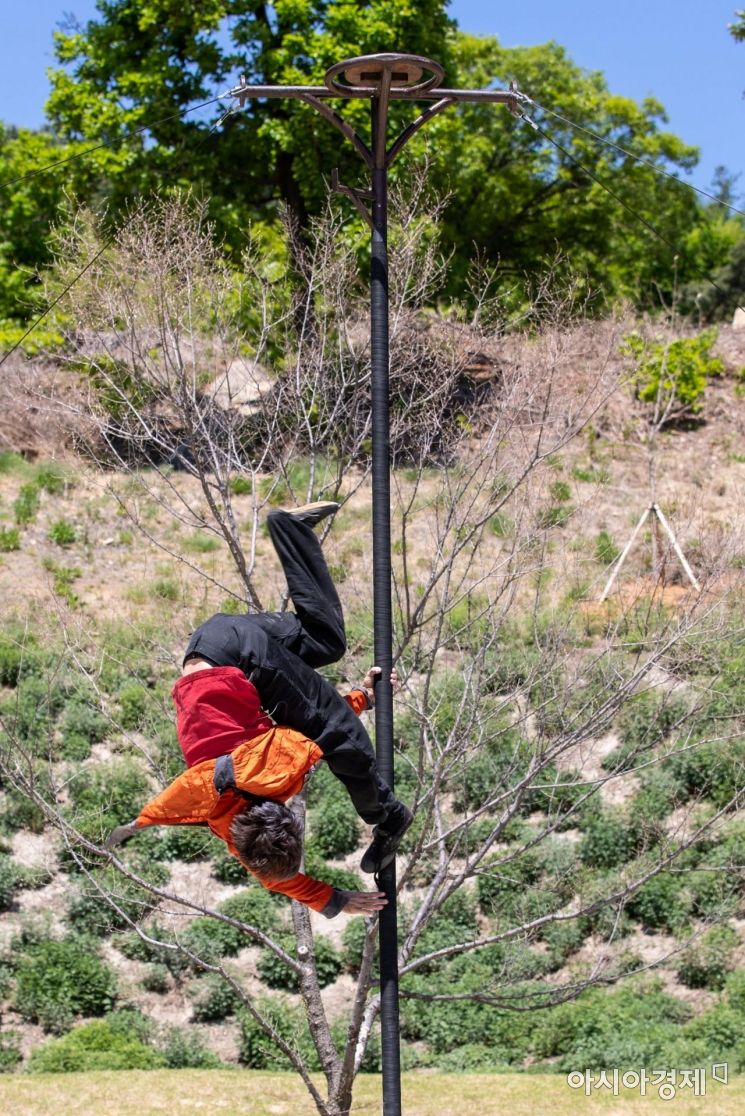 [포토]거꾸로 봉타기