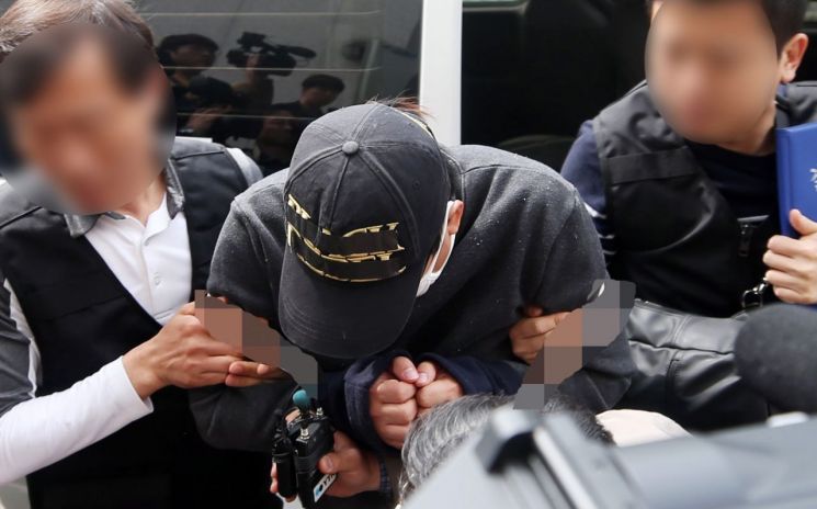 의붓딸을 살해하고 시신을 저수지에 유기한 혐의(살인 및 사체유기)로 긴급체포된 김모(31)씨가 1일 구속 전 피의자심문(영장실질심사) 출석을 위해 광주지법에 도착하고 있다. [이미지출처=연합뉴스]