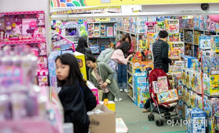 어린이날을 사흘 앞둔 2일 서울 동대문 완구 도매 종합시장에서 장난감 구매에 나선 고객들로 붐비고 있다./강진형 기자aymsdream@