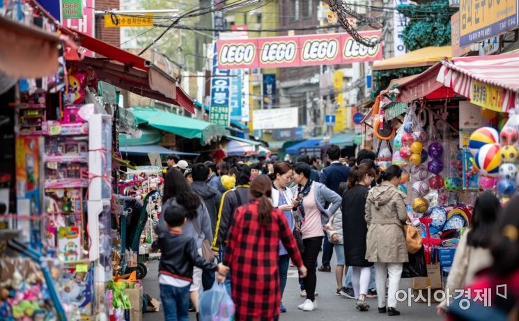 어린이날을 사흘 앞둔 2일 서울 동대문 완구 도매 종합시장에서 장난감 구매에 나선 고객들로 붐비고 있다./강진형 기자aymsdream@