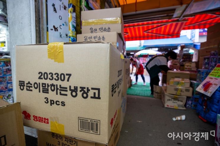 어린이날을 사흘 앞둔 2일 서울 동대문 완구 도매 종합시장에서 상인들이 분주하게 움직이고 있다./강진형 기자aymsdream@