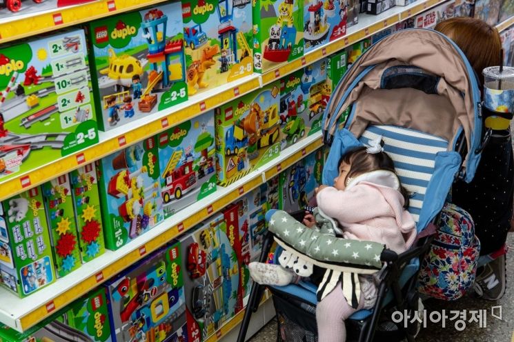 어린이날을 사흘 앞둔 2일 서울 동대문 완구 도매 종합시장을 찾은 어린이가 장난감을 보고 있다./강진형 기자aymsdream@