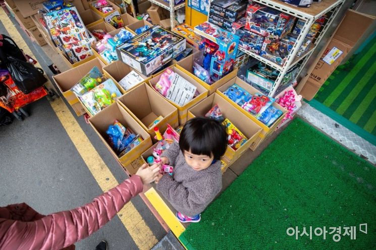어린이날을 사흘 앞둔 2일 서울 동대문 완구 도매 종합시장을 찾은 어린이가 장난감을 손에 들고 있다./강진형 기자aymsdream@
