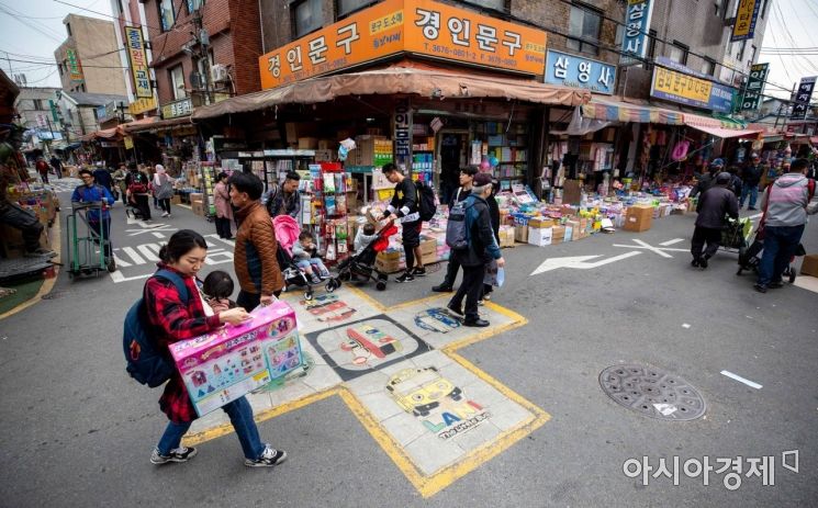 어린이날을 사흘 앞둔 2일 서울 동대문 완구 도매 종합시장에서 장난감 구매에 나선 고객들로 붐비고 있다./강진형 기자aymsdream@