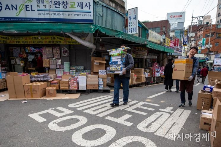 어린이날을 사흘 앞둔 2일 서울 동대문 완구 도매 종합시장에서 상인들이 분주하게 움직이고 있다./강진형 기자aymsdream@
