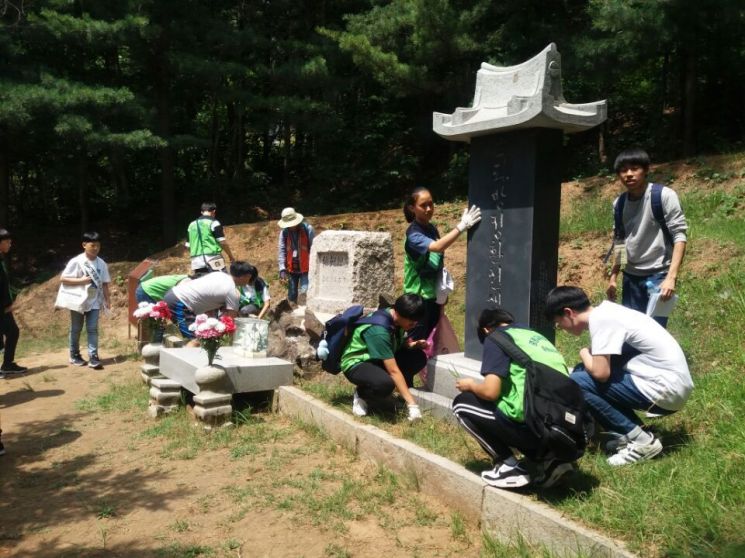 망우리 공원 방정환 · 강소천 ·최신복 묘역 찾아 봉사활동 펼쳐 