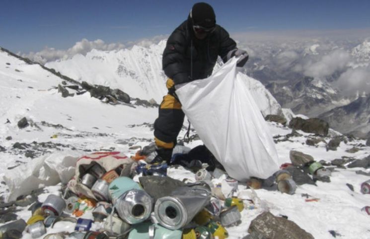 쓰레기·시체 줄이기 나선 에베레스트...등반규정 대폭 강화