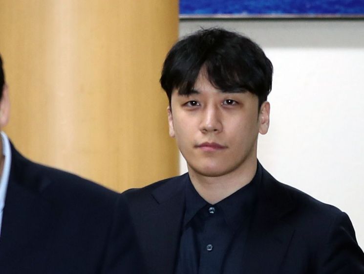 빅뱅 전 멤버 승리가 3일 오전 서울 강남 클럽 버닝썬의 자금 횡령 의혹과 관련해 조사를 받고 서울지방경찰청 지능범죄수사대를 나서고 있다. (사진=연합뉴스)
