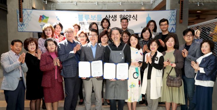   세계 명품 커피숍 '블루보틀커피' 성수점(한국 1호점) 오픈