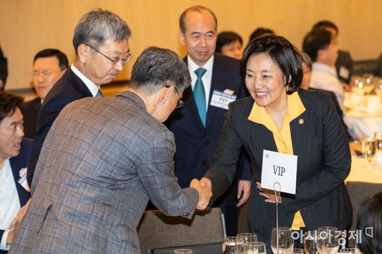 [포토]참석자들과 악수하는 박영선 장관