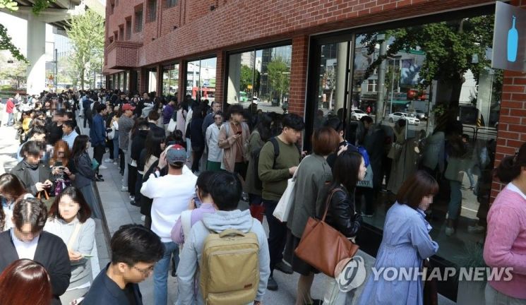 미국 커피 브랜드 블루보틀 국내 1호점이 개장한 3일 오전 고객들이 성동구 블루보틀 성수점에 줄을 서 있다.사진=연합뉴스