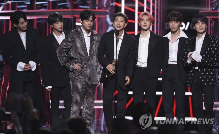 그룹 방탄소년단이 1일(현지시간) 미국 라스베이거스 MGM 그랜드 가든 아레나에서 열린 '2019 빌보드 뮤직 어워즈'에서 '톱·듀오그룹' 상을 수상한 뒤 수상소감을 하고 있다.