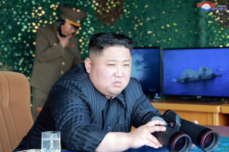 김정은 북한 국무위원장이 지난 4일 동해상에서 진행된 대구경 장거리 방사포와 전술유도무기 화력타격훈련을 참관했다고 조선중앙통신이 5일 보도했다. (사진=연합뉴스)