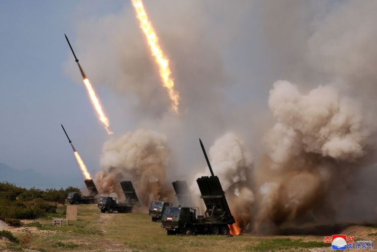 김정은 북한 국무위원장이 참관한 가운데 지난 4일 동해상에서 진행된 대구경 장거리 방사포와 전술유도무기 화력타격훈련.