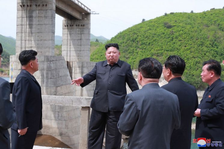 김정은 북한 국무위원장이 지난 4일 금야강2호발전소를 시찰했다고 조선중앙통신이 지난 5일 보도했다. (사진=연합뉴스)