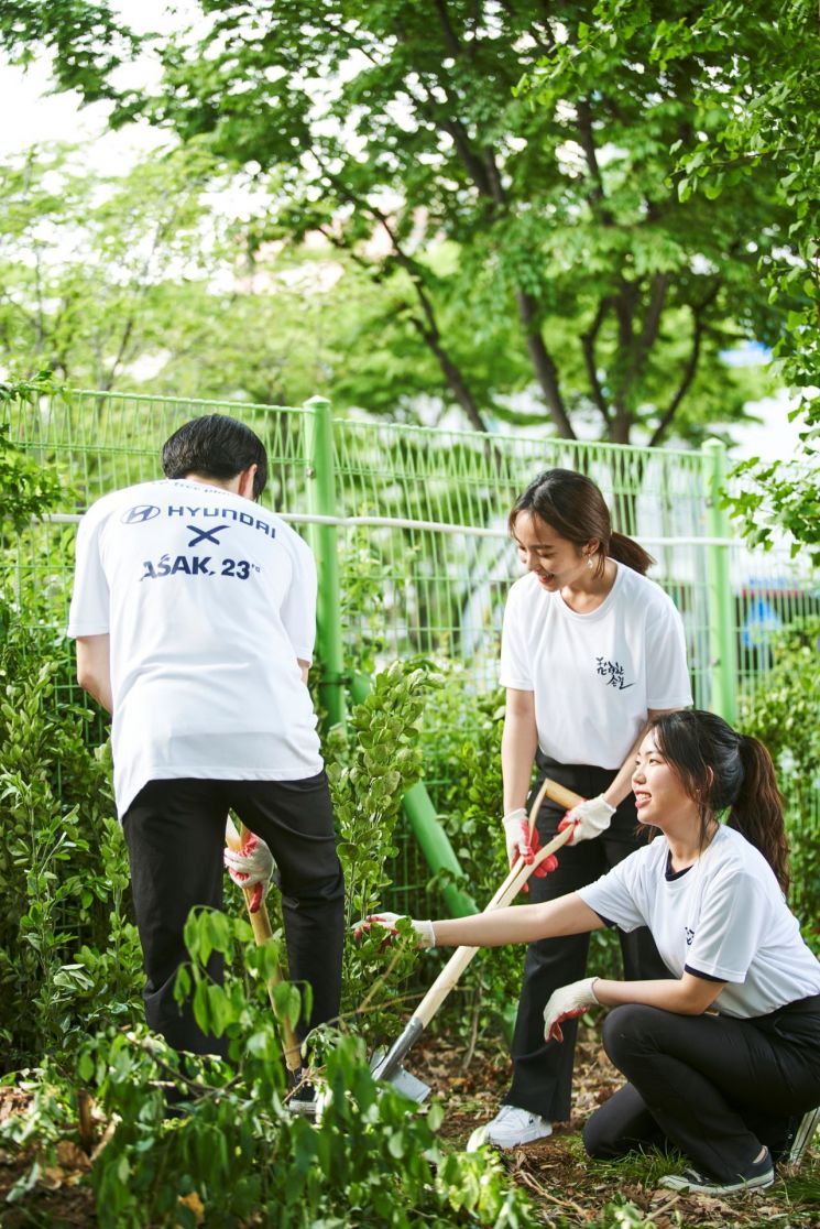 현대자동차가 지난 4일 서울시, 한국대학생 홍보대사 연합, 사회적 트리플래닛과 함께 '화려한 손길 캠페인' 11번째 프로젝트로 서울 당산초에 숲을 조성했다.(사진=현대차)