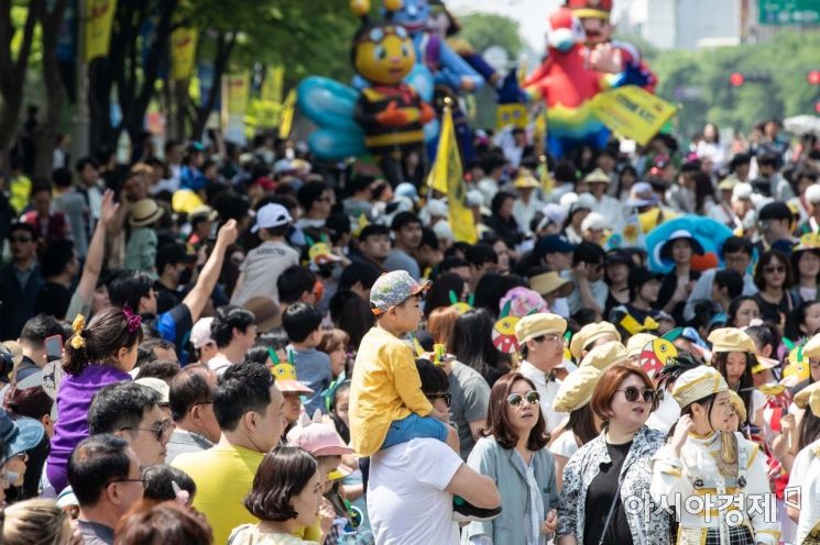 어린이날인 5일 서울 광진구 어린이대공원 앞에서 열린 '제8회 서울동화축제'에서 고적대·에어 아바타·시민들이 와글와글 퍼레이드를 하고 있다./강진형 기자aymsdream@