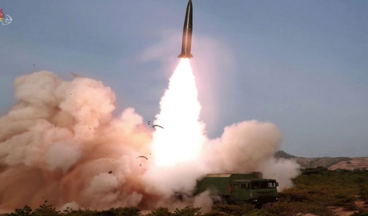 북한 조선중앙TV가 5일 전날 동해 해상에서 김정은 국무위원장 참관 하에 진행된 화력타격 훈련 사진을 방영했다. '북한판 이스칸데르' 미사일로 추정되는 전술유도무기가 날아가는 모습.
