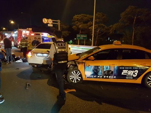 인천공항고속도로서 차량 밖에 나온 20대 운전자가 차에 치여 숨지는 사고가 발생했다./사진=인천소방본부 제공