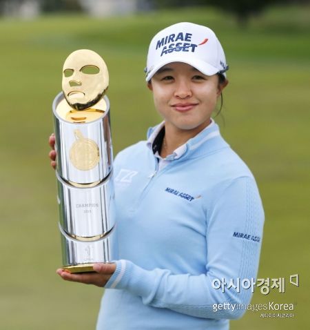 김세영이 메디힐챔피언십 우승 직후 트로피를 들고 기념 촬영을 하고 있다. 데일리시티(美 캘리포니아주)=Getty images/멀티비츠