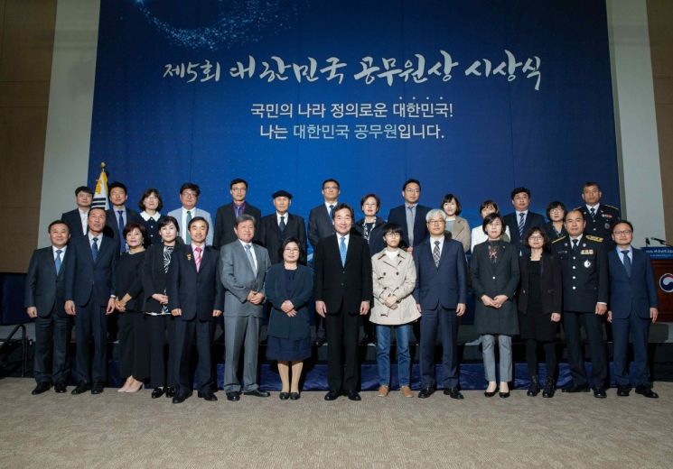 강동구 유성주 팀장, 공무원 최초 '트리플크라운 대한민국 공무원상' 선정 