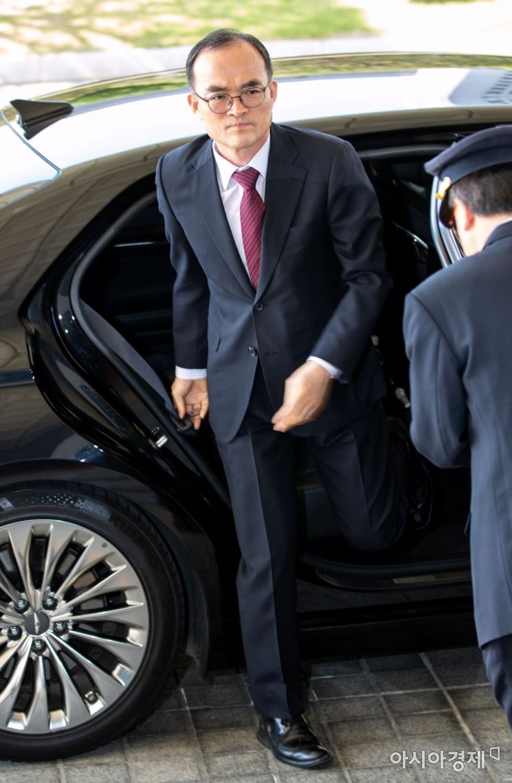 [포토] 차량에서 하차하는 문무일 검찰총장
