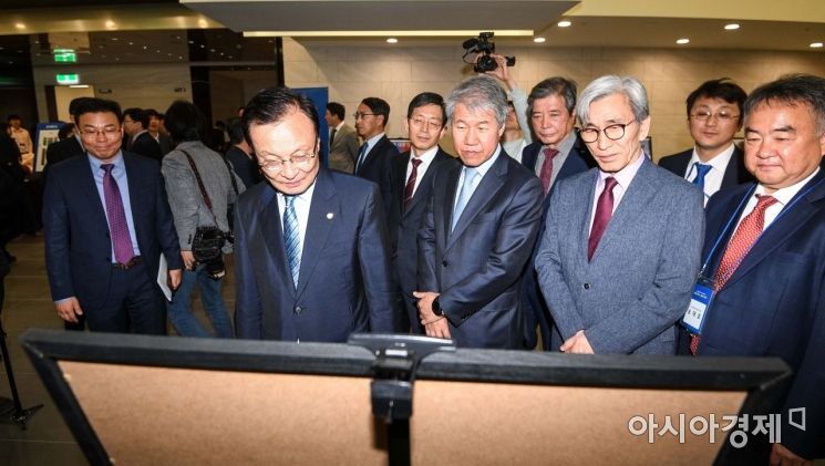 이해찬 더불어민주당 대표와 김수현 대통령비서실 정책실장, 정해구 정책기획위원회 위원장이 7일 서울 강남구 코엑스에서 열린 '문재인 정부 2주년 정책컨퍼런스 개회식'에 앞서 문재인 정부 2주년 사진전을 관람하고 있다./강진형 기자aymsdream@