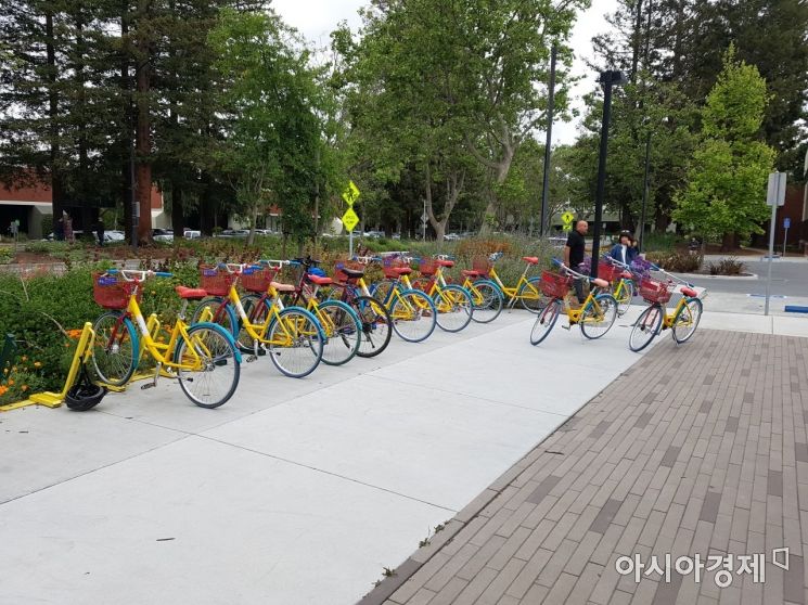 미국 캘리포니아주 마운틴뷰의 구글 캠퍼스에 내부 이동용 자전거가 놓여있다.