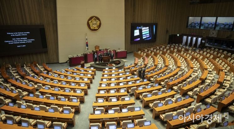 [포토] 국회 본회의장 찾은 외국 사절단