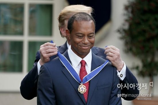 도널드 트럼프 미국 대통령이 타이거 우즈에게 자유메달을 걸어주고 있다. 워싱턴=Getty images/멀티비츠
