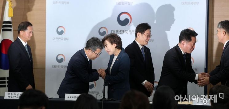 [포토] 참석자들과 악수하는 김현미 장관