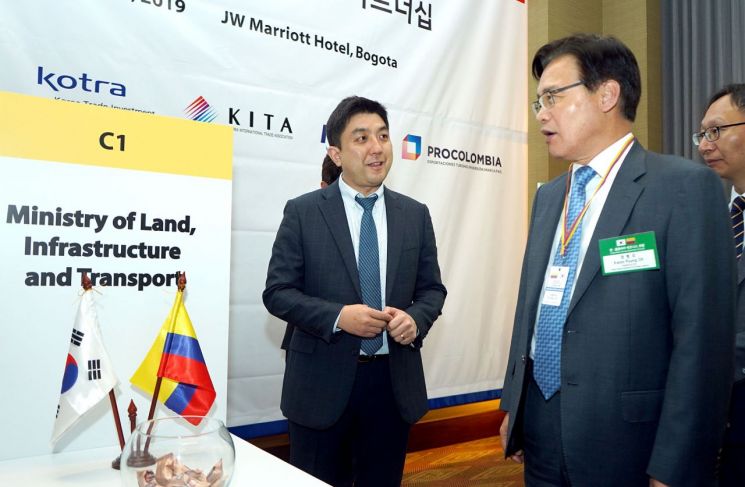 KOTRA는 한국무역협회, 경기도와 공동으로 6일(현지시간) 콜롬비아 보고타에서 ‘한-콜롬비아 비즈니스 파트너십’을 개최했다. 권평오 KOTRA 사장(오른쪽에서 2번째)이 국내 참가기업 관계자와 상담현황에 대해 이야기를 나누고 있다./ 사진=KOTRA